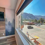 Crash Hotel Squamish