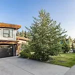 Large Modern Home In Squamish
