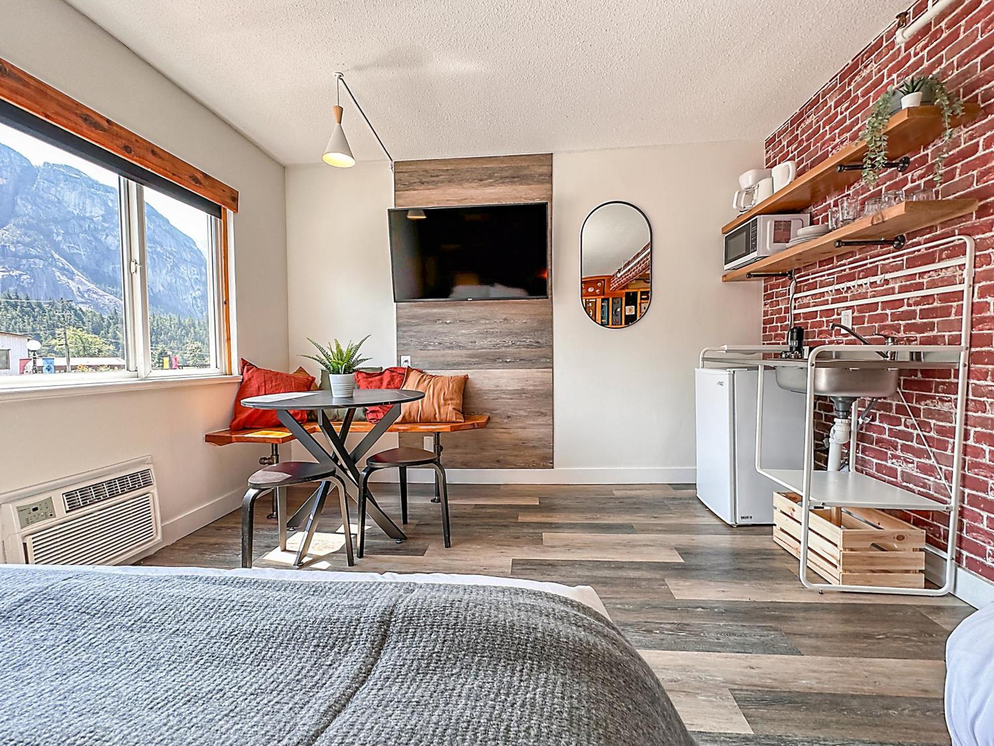 Crash Hotel Squamish