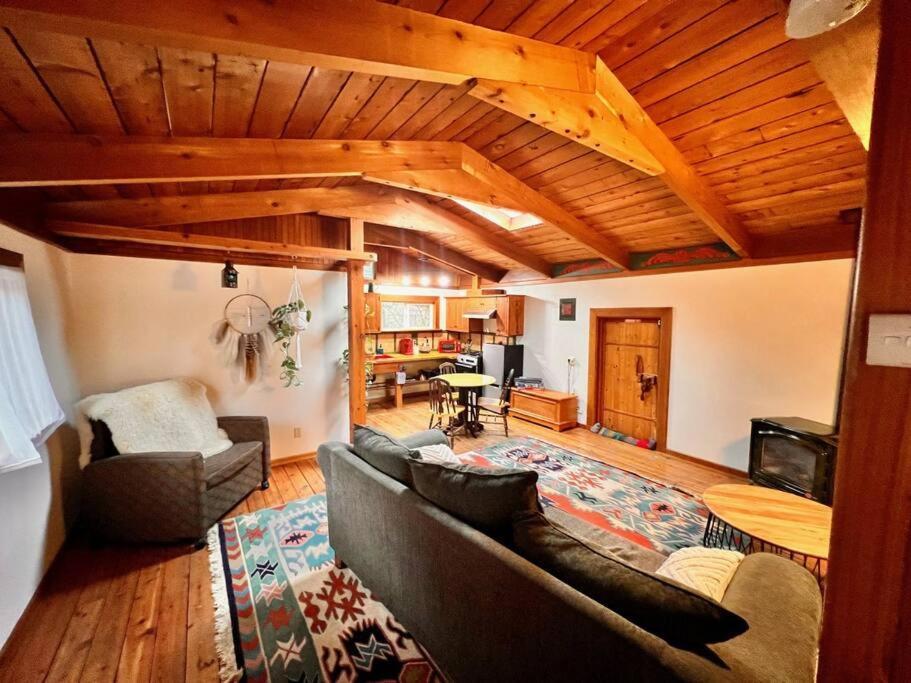 Nostalgic Downtown Boatbuilder's Cabin - Licensed * Squamish