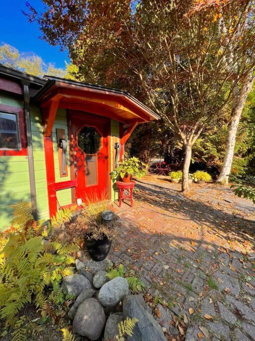 Nostalgic Downtown Boatbuilder's Cabin - Licensed Holiday home