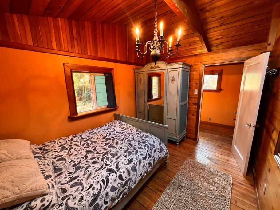 Holiday home Nostalgic Downtown Boatbuilder's Cabin - Licensed *