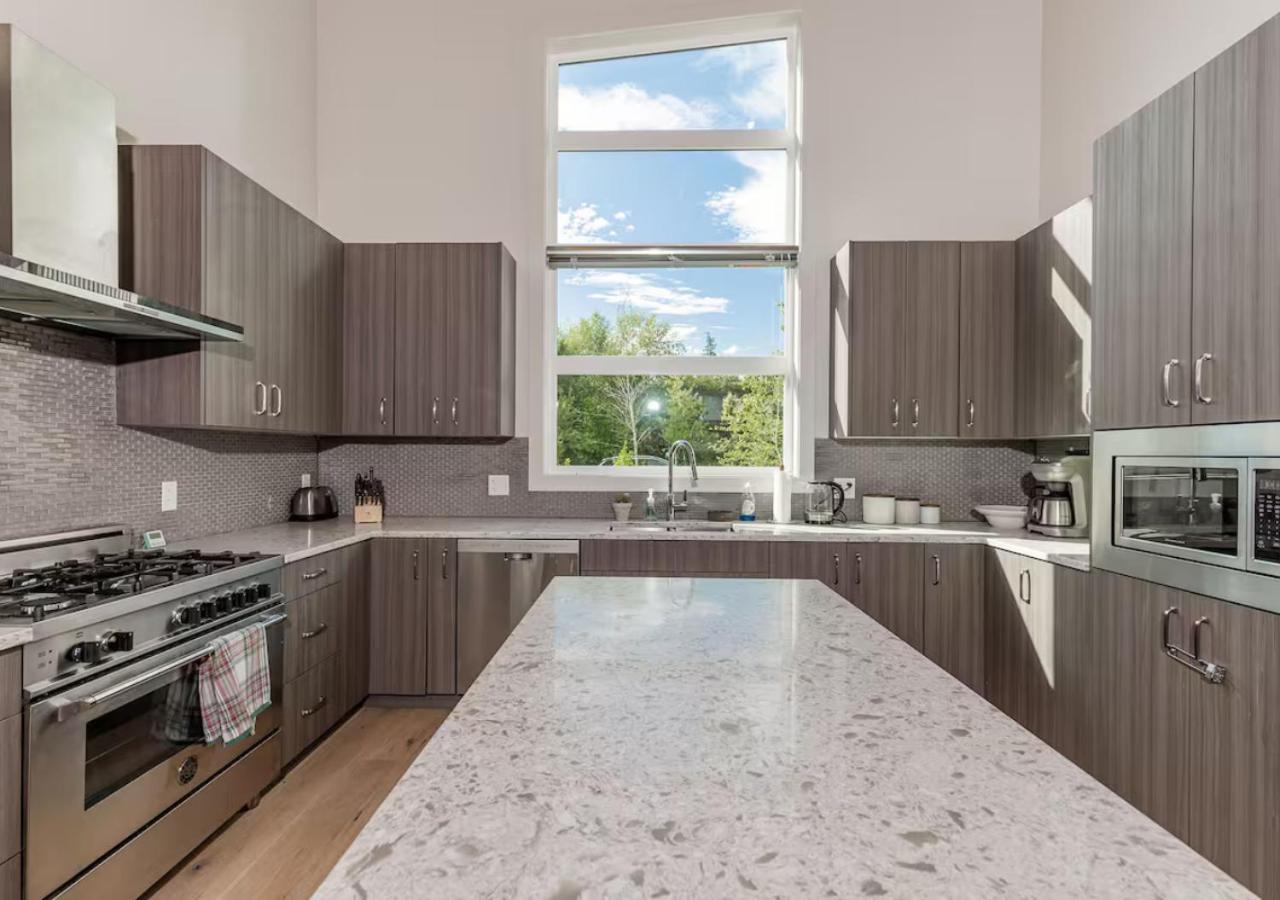 Large Modern In Holiday home