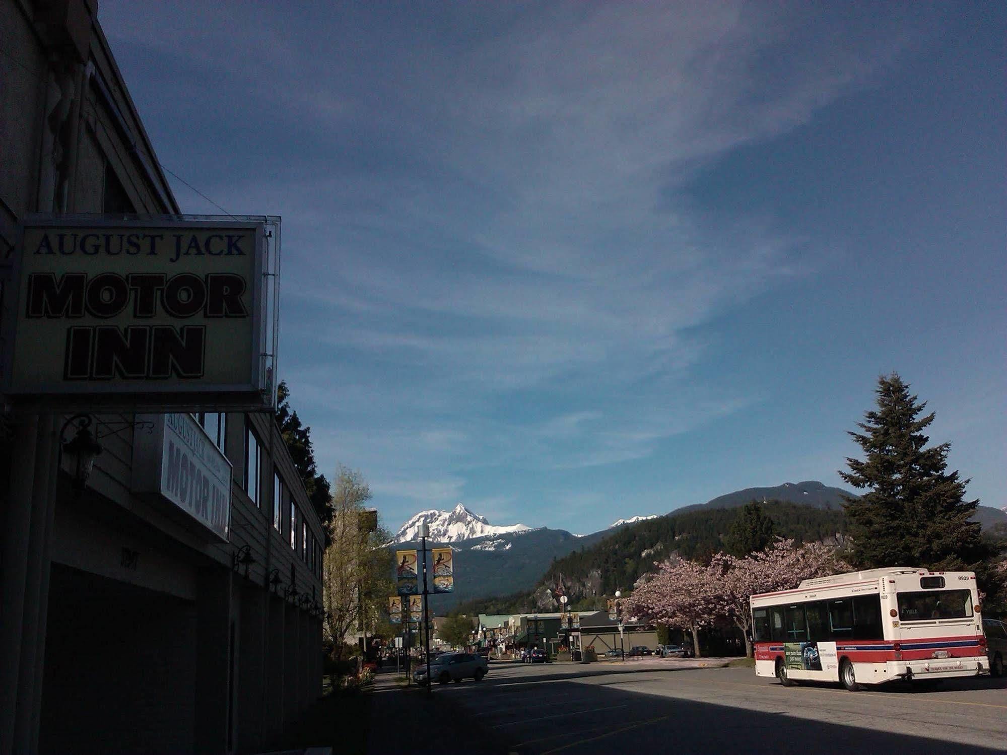August Jack Inn 2*